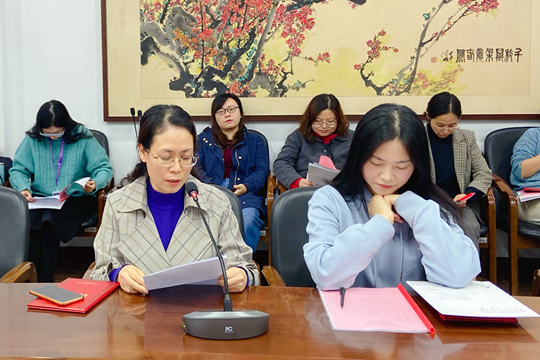 廖成英老师代表全体师傅发言.jpg