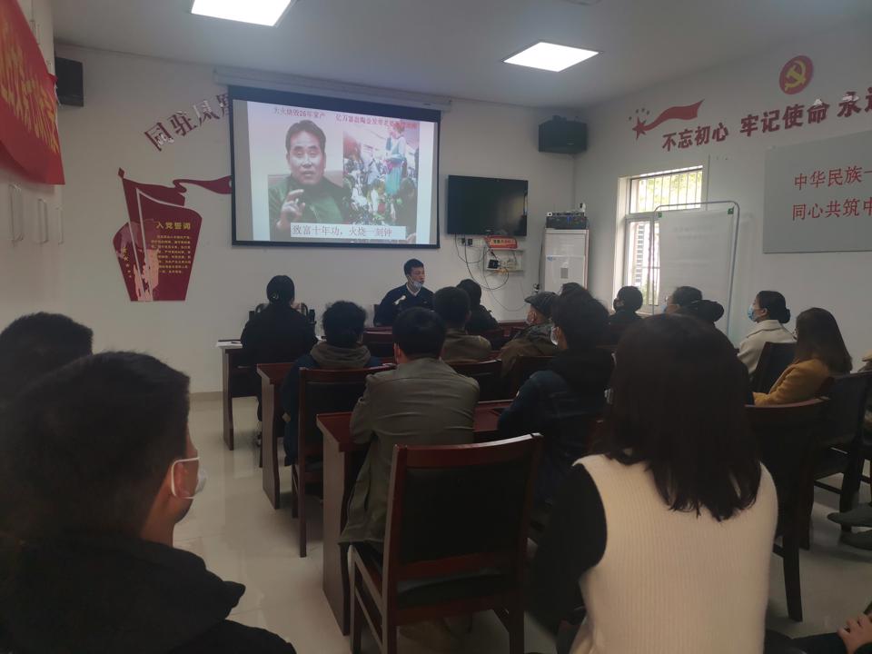 4月8日上午凤凰街道白云园社区学习点开展以“生命至上 关注消防”为主题的消防知识及逃生技能培训讲座 (3).jpg