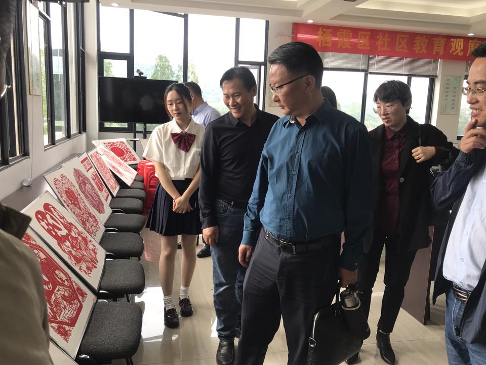 参观剪纸作品展.jpg