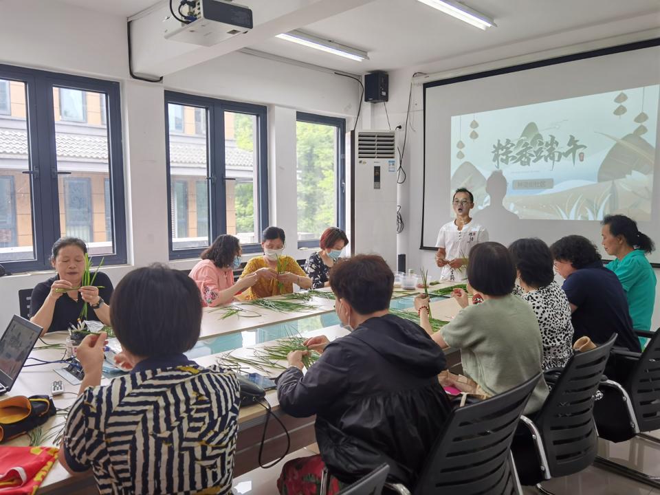 210608孝陵卫街道钟灵街社区居民学校开展“浓情端午 粽香佳节”活动.jpg
