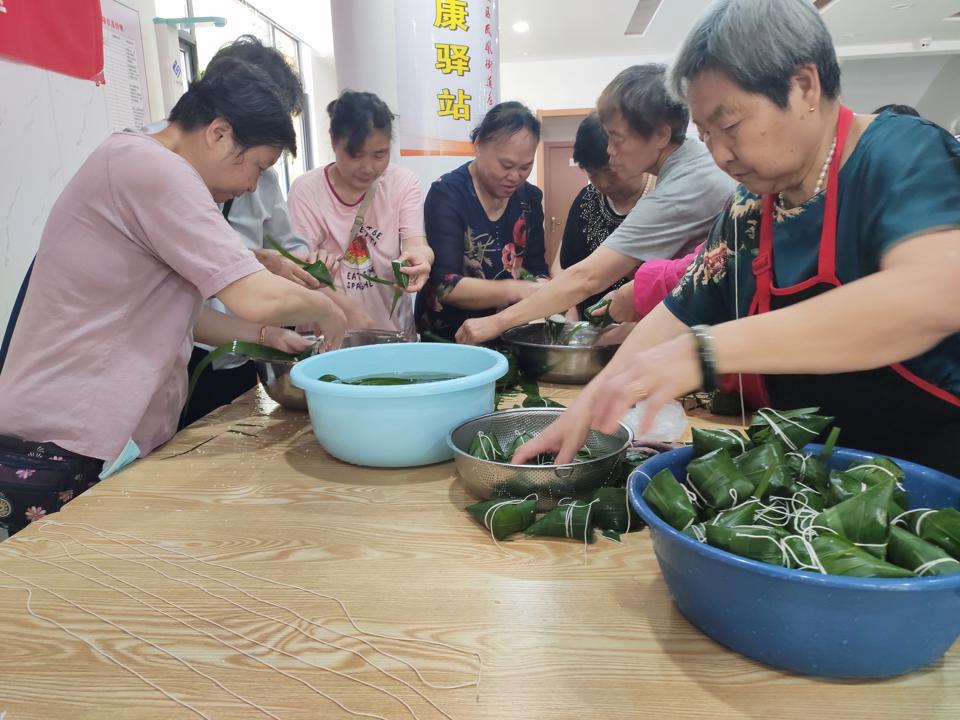 2021年6月9日上午9：30凤凰二村社区举办”品味端午，传承文明“端午活动.jpg