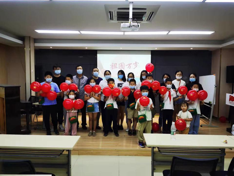 210930红山街道红山公园社区居民学校开展迎国庆亲子DIY活动.docx.jpg