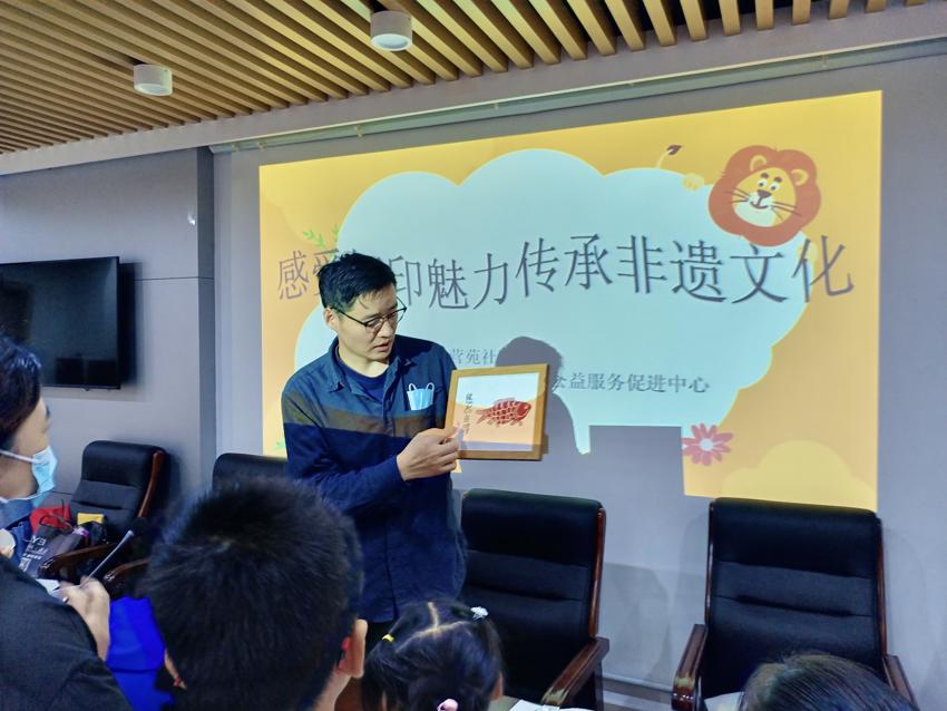 211110红山街道营苑社区居民学校开展全民终身学习——“感受拓印魅力 传承非遗文化”主题体验活动.jpg