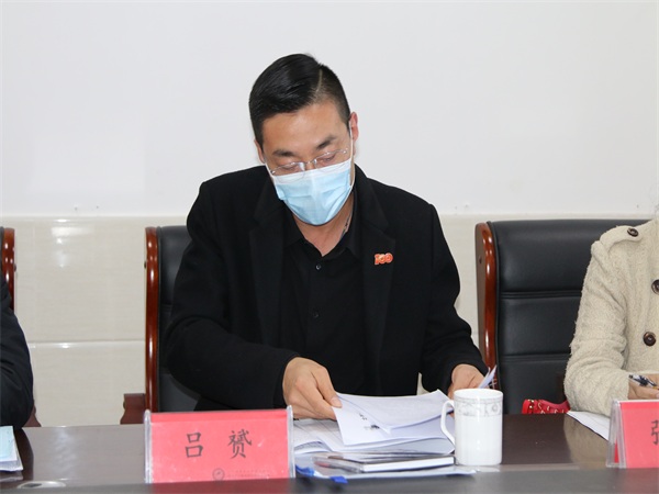 检查组吕赟组长在查阅资料.JPG