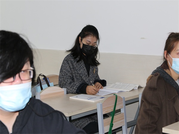 检查组王文婷老师深入课堂听课.JPG