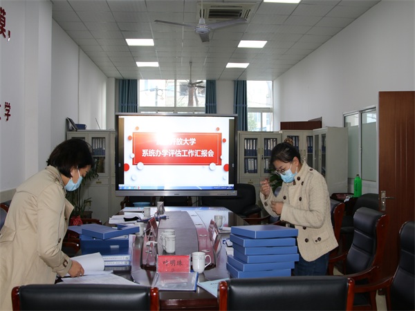 检查组张雯叶明珠老师在认真查阅资料.JPG