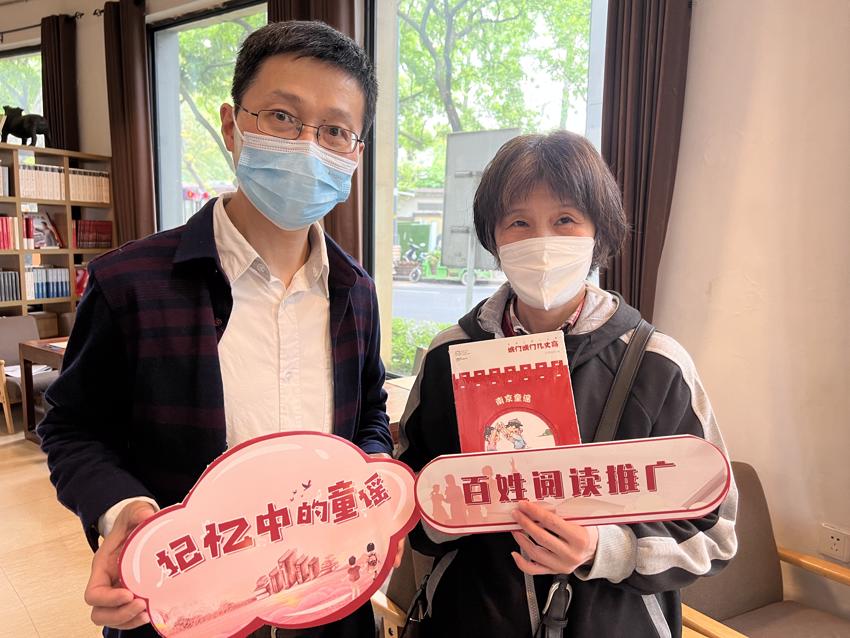 《南京童谣》作者与读者合影留念.jpg