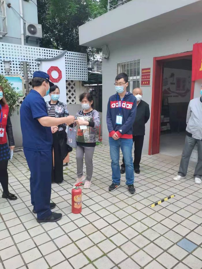 秦淮区大光路街道蓝旗新村社区开展防灾减灾暨消防安全培训活动2.jpg