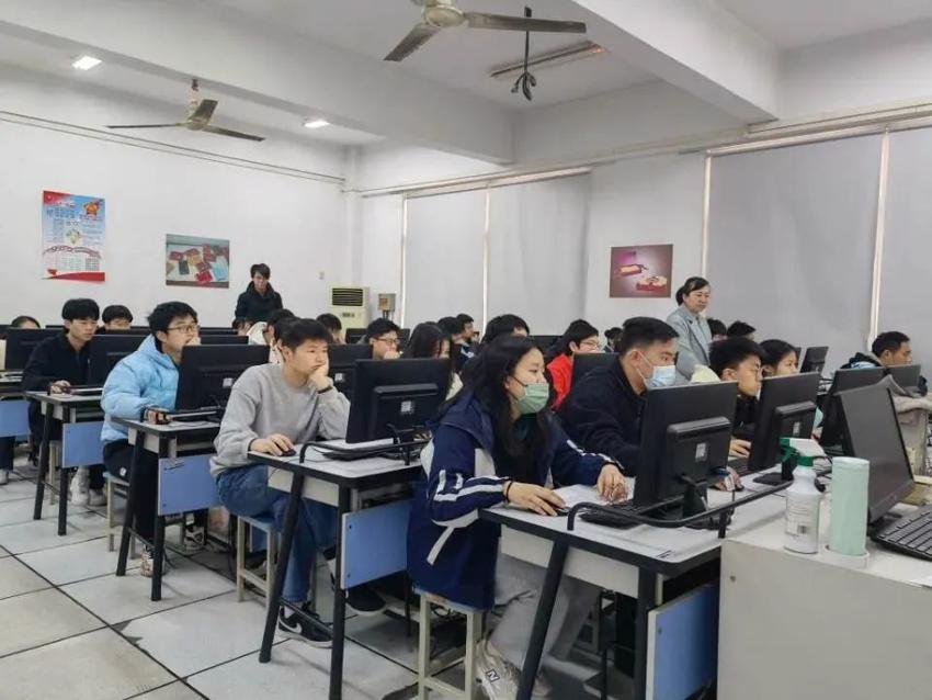 学生参加“1+X”Web前端开发证书考试.jpg