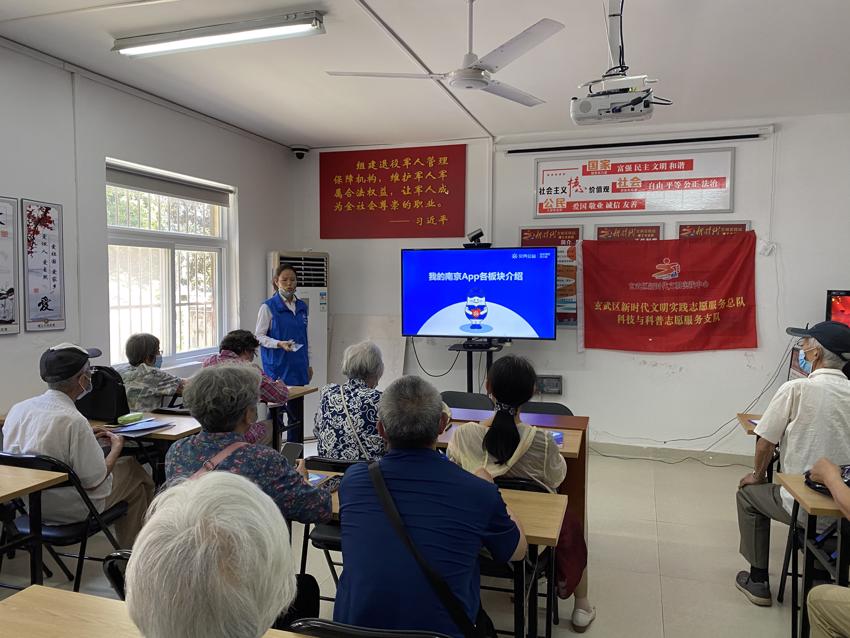 220609孝陵卫街道理工大社区居民学校开展开展老年人使用智能手机培训活动1.jpg
