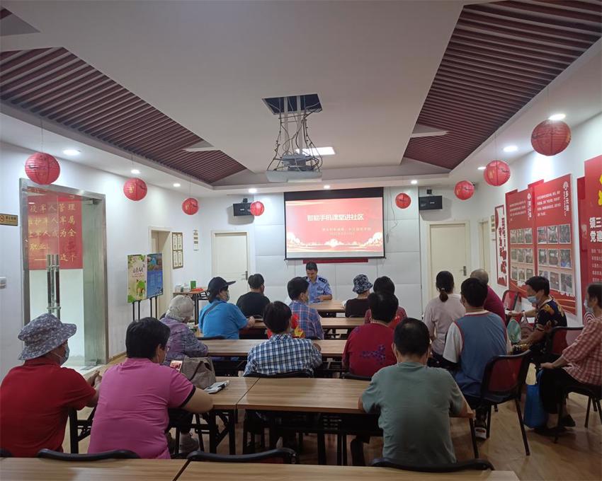 220613锁金村街道锁三社区居民学校开展“智能手机课堂进社区”活动.jpg