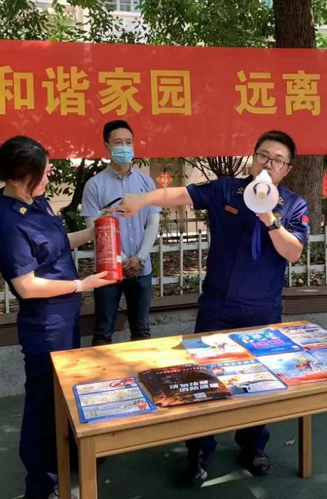 秦淮区瑞金路街道开展消防演练  筑牢夏季安全生产“防火墙”2.png