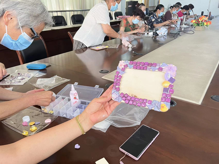 秦淮区红花街道九龙新寓社区开展“巧手匠心展风采，残疾人手工制作相册”活动2.jpg