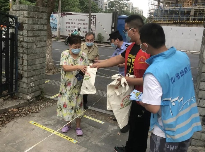 秦淮区中华门街道开展“关爱老年人，守护‘养老钱’”反诈宣传活动2.jpg