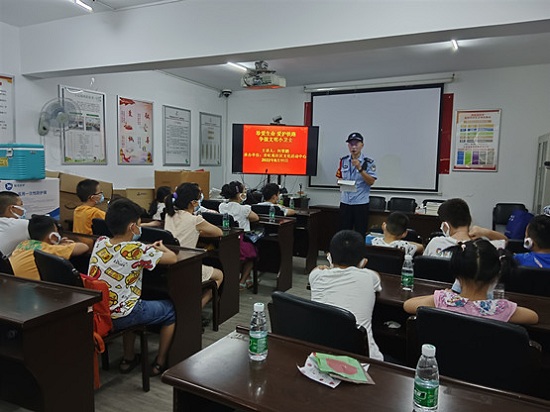 秦虹街道乔虹苑社区开展珍爱生命爱护铁路争做文明小卫士活动.jpg