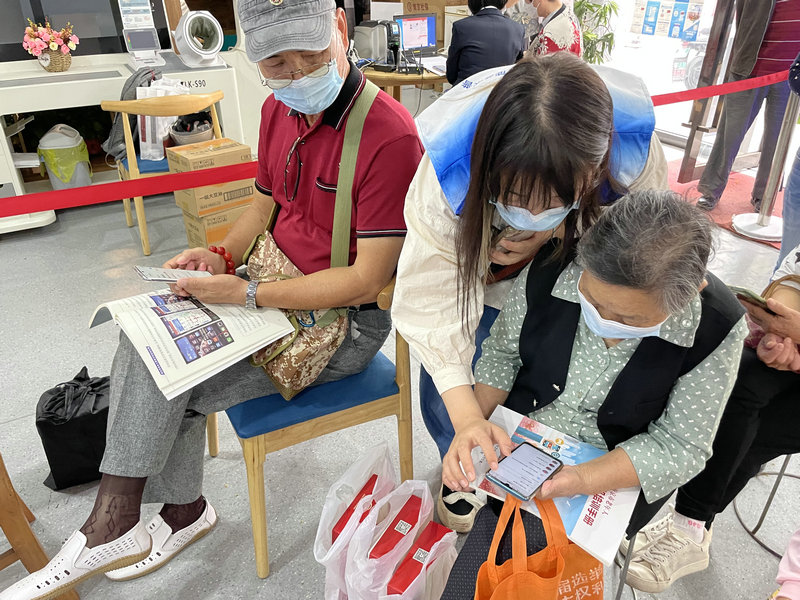 石头城社区开展老人智能手机培训1.jpg