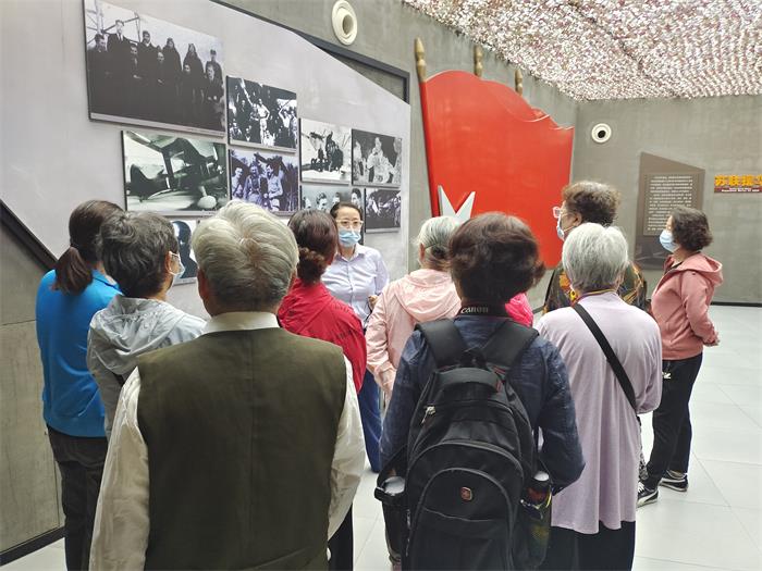 秦淮区瑞金路街道南航社区开展“喜迎二十大  欢乐庆重阳”社区教育活动.jpg