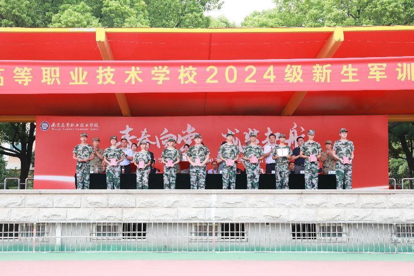 8 杨校长宣读表彰 颁奖 (11)