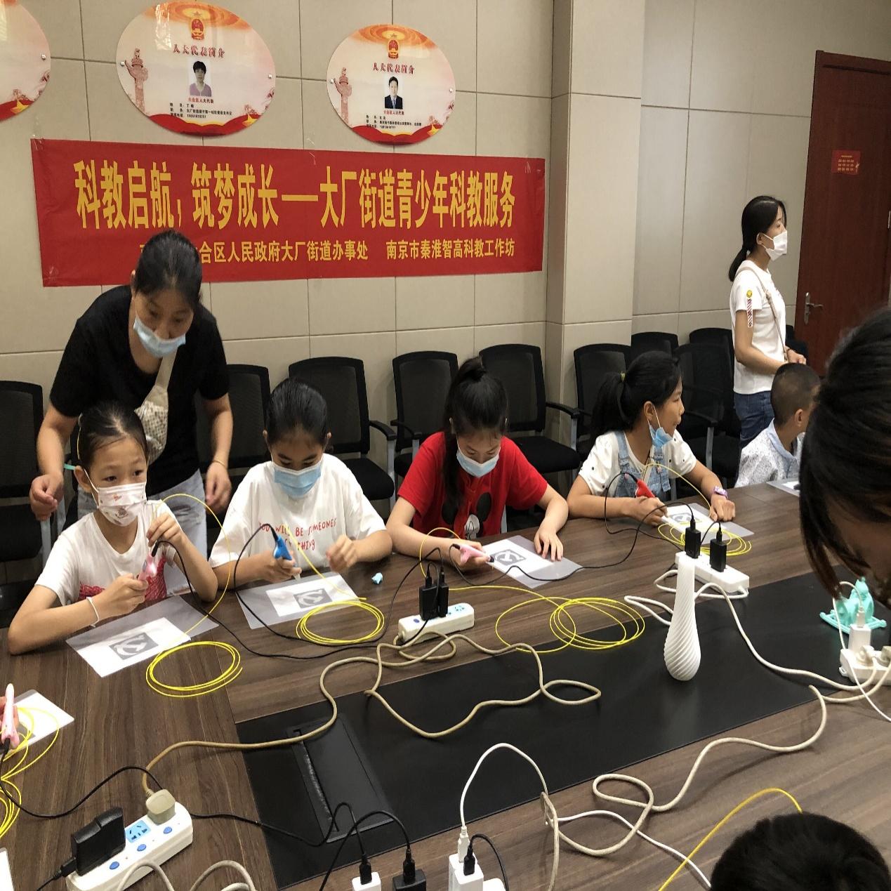 一群人站在桌子边&#xA;&#xA;描述已自动生成