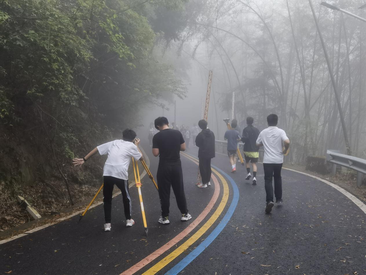 面对各类天气条件积极开展拉练交流