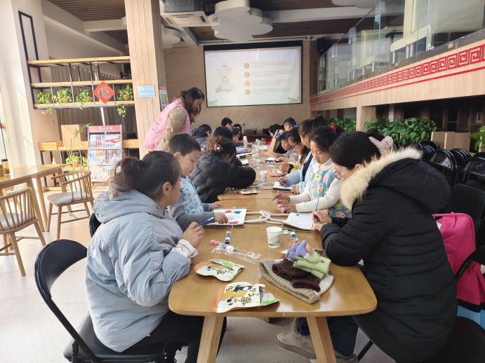 亲子家庭共同绘制帆布包