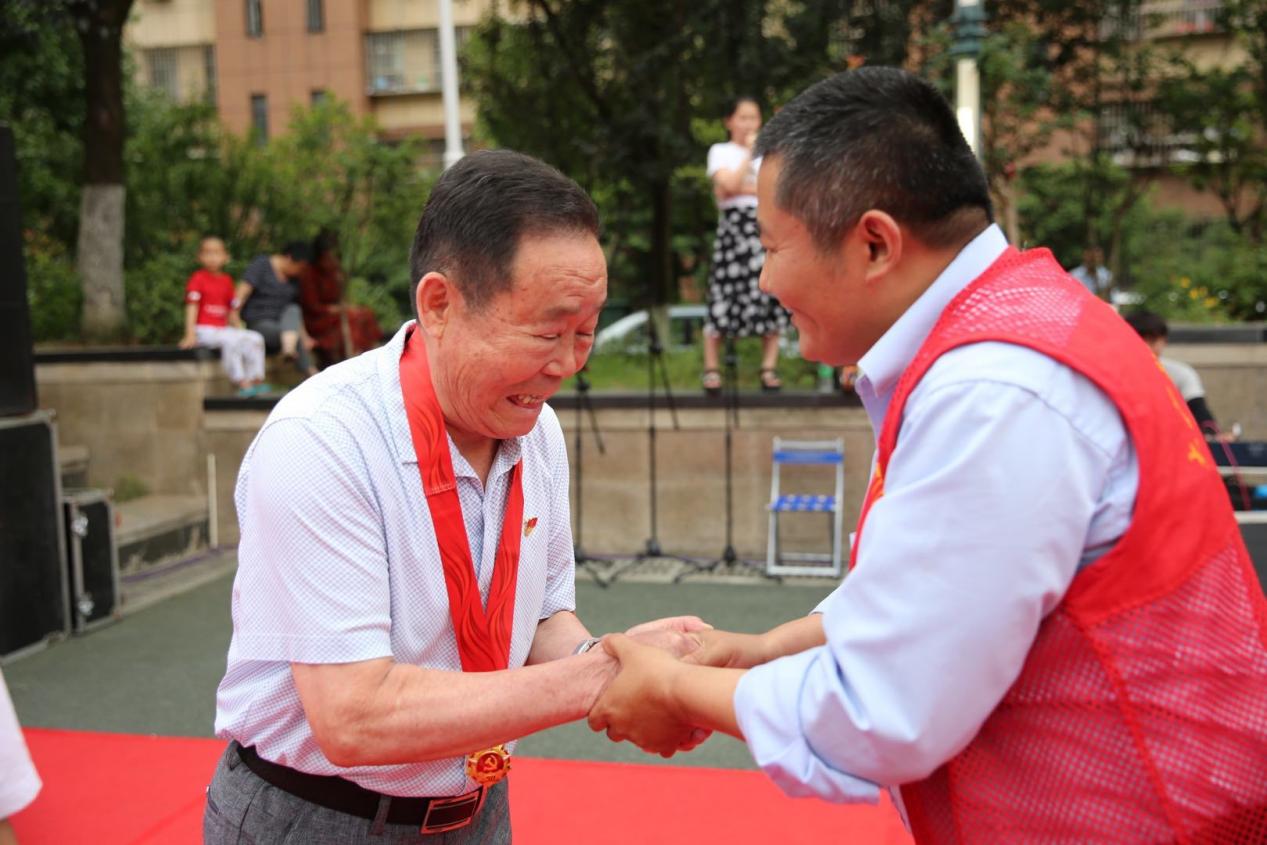 社区书记范永刚为党员颁发奖章1