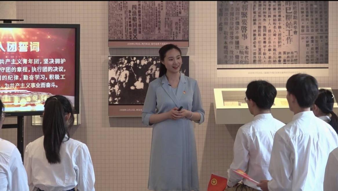 刘纯老师为学生开设思政课