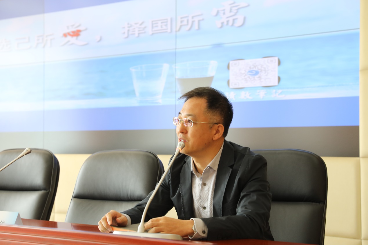图片包含 室内, 男人, 人, 桌子&#xA;&#xA;描述已自动生成