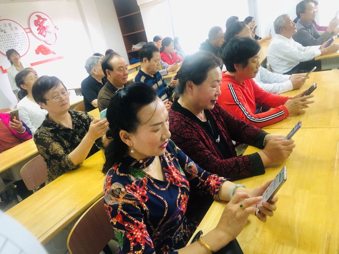 C:\Users\Administrator\Desktop\5.21仙林街道社区教育中心开展老年人智能手机培训\2.jpg