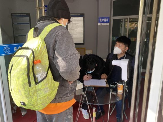 图片包含 室内, 人, 男人, 年轻&#xA;&#xA;描述已自动生成