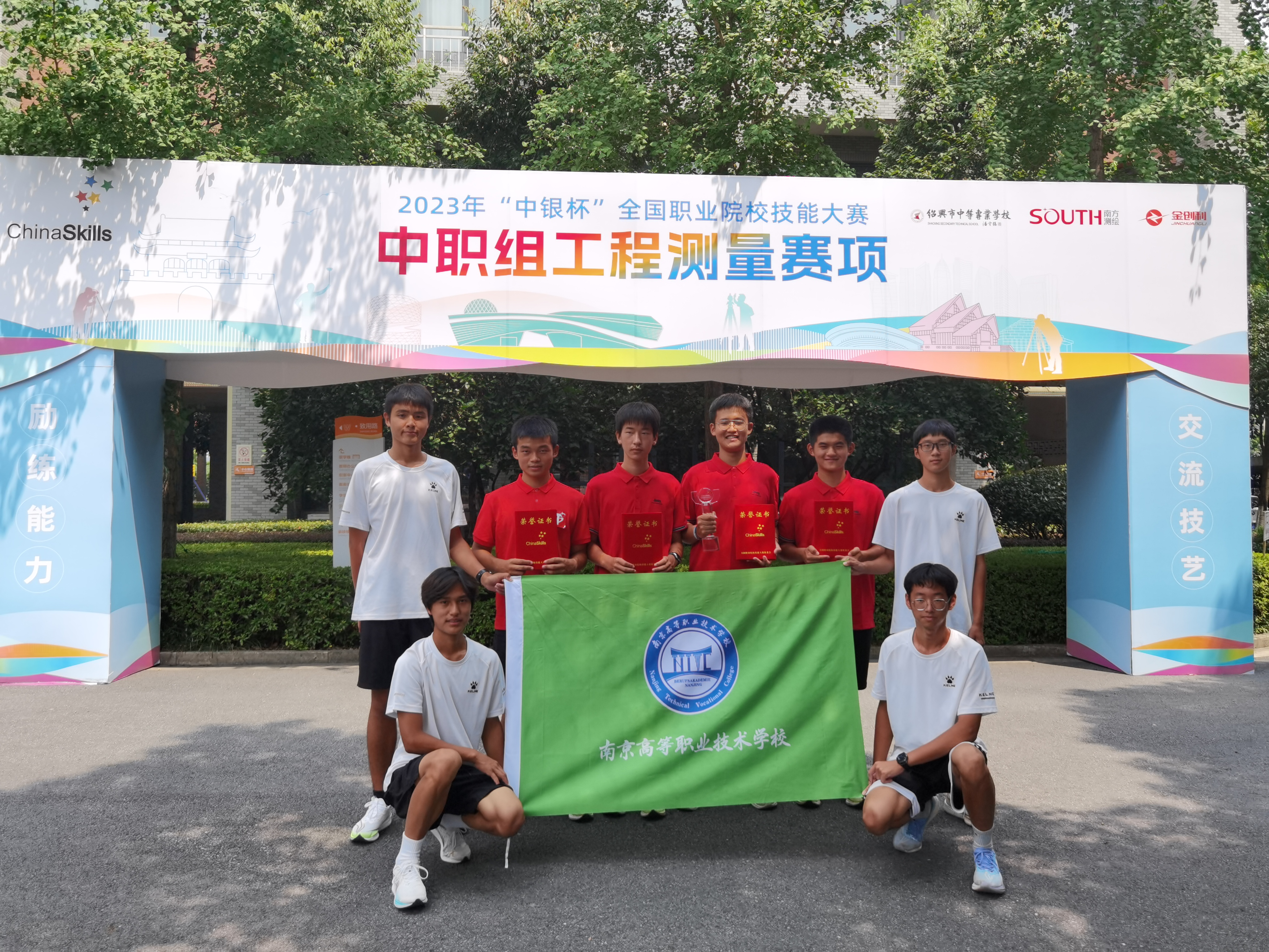 图片包含 户外, 路, 文字, 男人&#xA;&#xA;描述已自动生成
